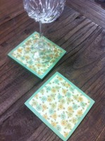 Posavasos de madera decorado con flores, tono verde agua. Juego de 4 unidades